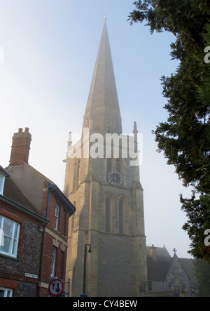 Der Turm der St. Helena Kirche Abingdon an einem nebligen Sonntagmorgen im Herbst 3 Stockfoto