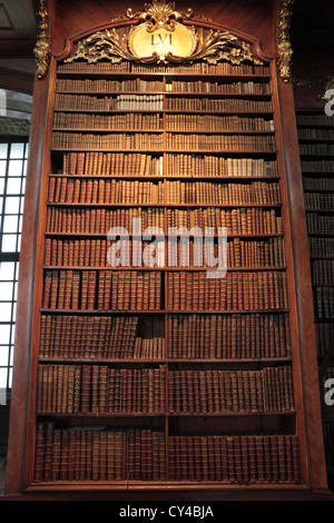 Buchen Sie bei den Prunksaal Nationalbibliothek (ÖNB), Hofburg Palast, Wien, Österreich. Stockfoto