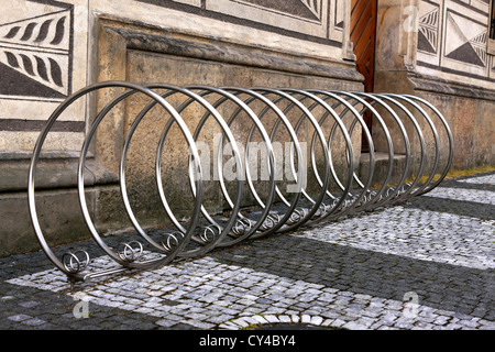 Heck-Fahrradträger gestaltet wie eine Spiralfeder in Prag Stockfoto