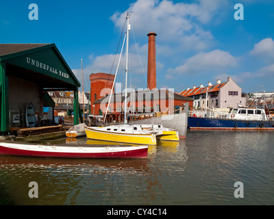 Baltische Wharf historische Werft in Bristol Docks England UK mit kleinen Booten in den Wasser- und Bootsbauer Workshops hinter Stockfoto