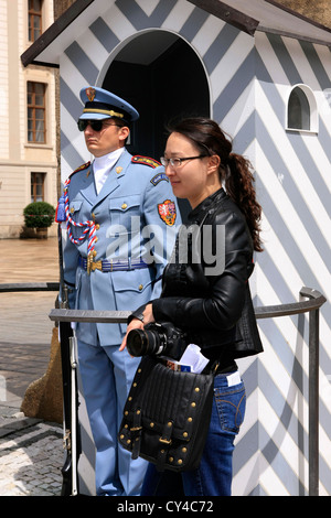 Ein Mitglied der königlichen Garde im Dienst außerhalb der Burg in Prag Tschechische Stockfoto