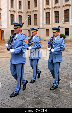 Wachablösung am Schloss. Mitglieder der Tschechischen Royal Guard in Prag Stockfoto