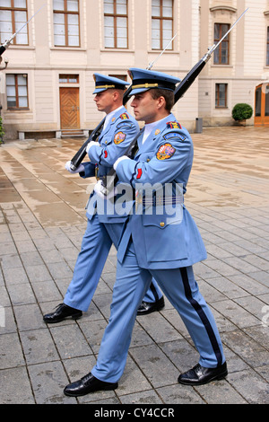 Wachablösung am Schloss. Mitglieder der Tschechischen Royal Guard in Prag Stockfoto