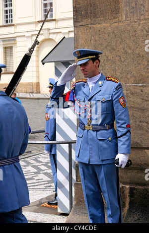 Wachablösung am Schloss. Mitglieder der Tschechischen Royal Guard in Prag Stockfoto