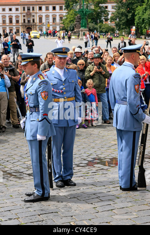 Wachablösung am Schloss. Mitglieder der Tschechischen Royal Guard in Prag Stockfoto