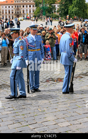 Wachablösung am Schloss. Mitglieder der Tschechischen Royal Guard in Prag Stockfoto