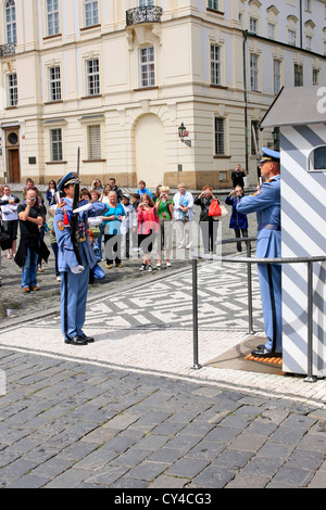 Wachablösung am Schloss. Mitglieder der Tschechischen Royal Guard in Prag Stockfoto