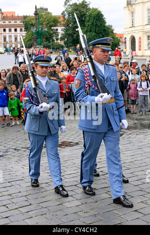 Wachablösung am Schloss. Mitglieder der Tschechischen Royal Guard in Prag Stockfoto