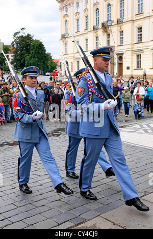 Wachablösung am Schloss. Mitglieder der Tschechischen Royal Guard in Prag Stockfoto