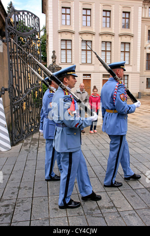 Wachablösung am Schloss. Mitglieder der Tschechischen Royal Guard in Prag Stockfoto