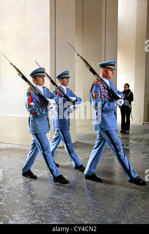 Wachablösung am Schloss. Mitglieder der Tschechischen Royal Guard in Prag Stockfoto