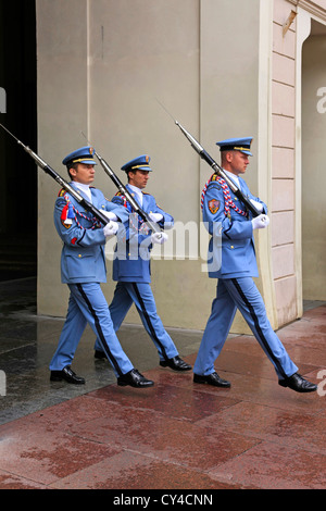 Wachablösung am Schloss. Mitglieder der Tschechischen Royal Guard in Prag Stockfoto