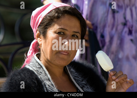 Usbekische Frau Spaß haben und tanzen, Samarkand, Usbekistan Stockfoto