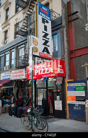 Pizzeria Pizza Scheiben für einen Dollar in der Orchard Street im Stadtteil New York von der Lower East Side zu verkaufen Stockfoto