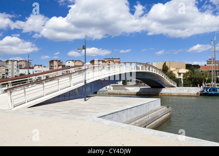 Fußgängerbrücke über das Hafenbecken in der Marina von Gruissan in Südfrankreich Stockfoto