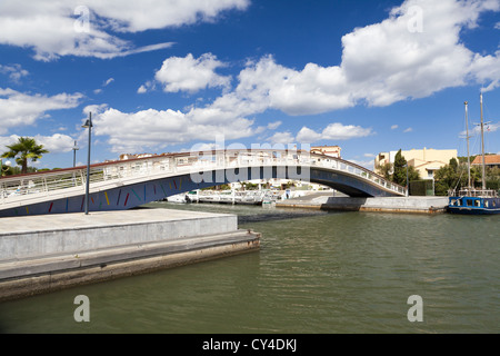 Fußgängerbrücke über das Hafenbecken in der Marina von Gruissan in Südfrankreich Stockfoto