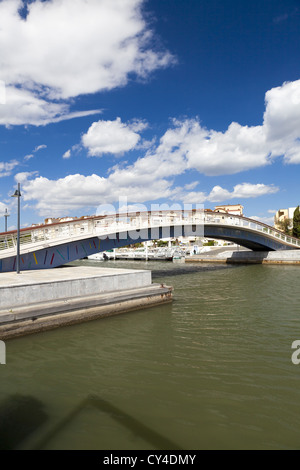 Fußgängerbrücke über das Hafenbecken in der Marina von Gruissan in Südfrankreich Stockfoto