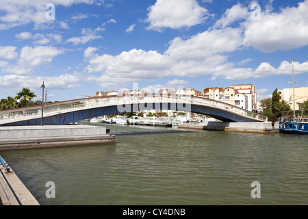 Fußgängerbrücke über das Hafenbecken in der Marina von Gruissan in Südfrankreich Stockfoto