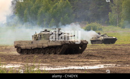 Leopard 2 A4 Kampfpanzer und Schützenpanzer der BMP-2 von der finnischen Armee. Stockfoto