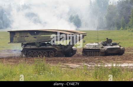 BLG - 60M 2 gepanzerte Bridgelayer und MT-LBV Infanterie Transportfahrzeug der finnischen Armee. Stockfoto