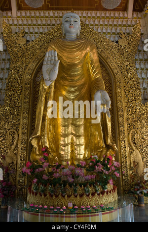 Eine große Statue von Buddha steht in einem Schrein im Dhammikarama birmanischen buddhistischen Tempel in Penang, Malaysia. Stockfoto