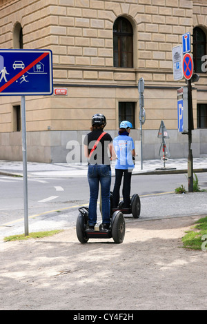 Weibliche Touristen Sightees in Prag auf einem segway Stockfoto