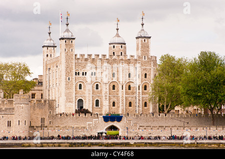 Der Tower of London mit Menschenmassen vor der Königinnen Diamond Jubiläum entlang der Themse Stockfoto