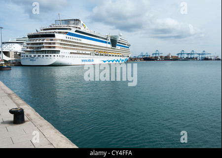 Das Kreuzfahrtschiff AIDA Sol angedockt am Hafen o Hafen von Las Palmas Gran Canaria. Stockfoto