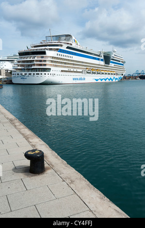 Das Kreuzfahrtschiff AIDA Sol angedockt am Hafen o Hafen von Las Palmas Gran Canaria. Stockfoto