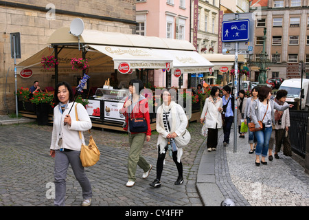 Chinesische Touristen Sighteeing in Prag auf einer Europareise Stockfoto