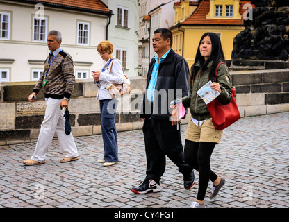 Chinesische Touristen Sighteeing in Prag auf einer Europareise Stockfoto