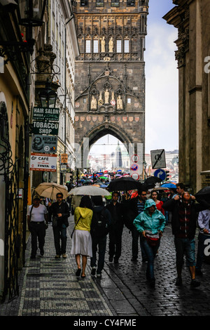 Staroměstská Mostecka Vez Turm gesehen von Karlova St Prag Stockfoto
