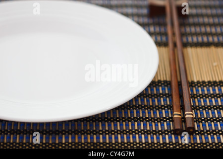 Platte und Stäbchen im chinesischen Stil Stockfoto