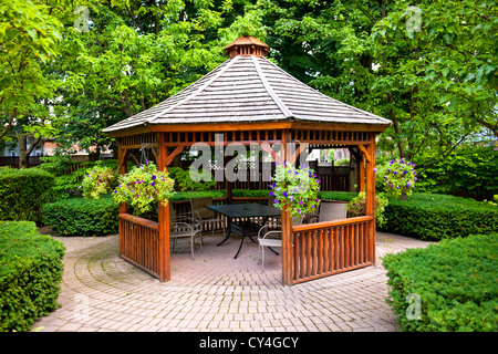 Pavillon im Landschaftsgarten mit ineinandergreifenden Stein Terrasse Stockfoto