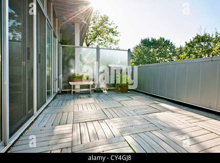 Balkon der moderne Eigentumswohnung mit Pflanzen an sonnigen Tag Stockfoto