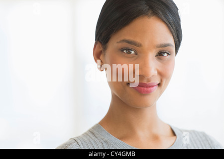 Porträt der Frau lächelnd, Studioaufnahme Stockfoto