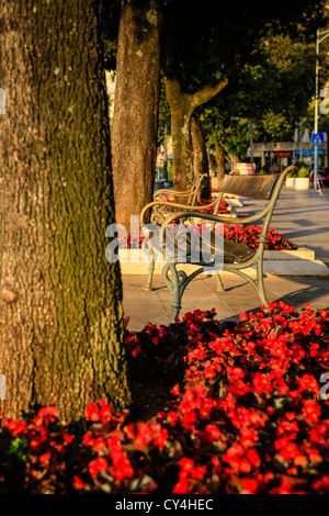 Waterfront-Bank auf dem Walk of Fame in Opatija bei Sonnenuntergang Stockfoto