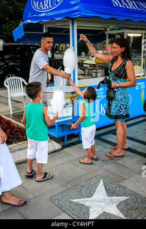 Straße Verkäufer dient Zuckerwatte für Kinder in Opatija Kroatien Stockfoto