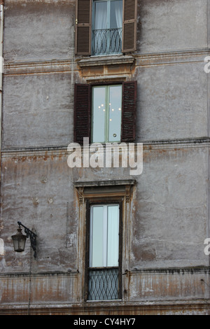 schöne elegante historische Fenster und Wände der Gebäude in Romes Zentrum, Rom, Geschichte, Reisen, Italien, Photoarkive Stockfoto