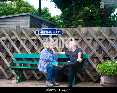 Warten auf den Zug auf Sheringham Station, North Norfolk Railway, Norfolk, Großbritannien. Stockfoto