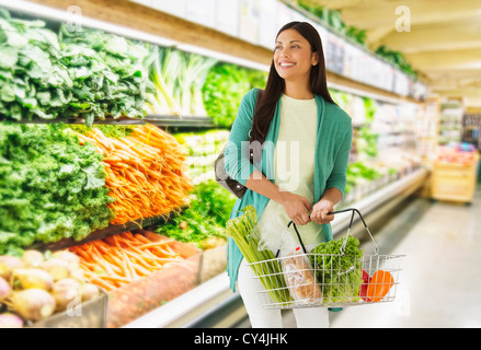 USA, New Jersey, Jersey City, Frau im Supermarkt Stockfoto