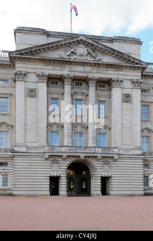 London, England - 30. Juni 2012: Die Ostfassade des Buckingham Palace ist die offizielle Londoner Residenz der Königin Stockfoto