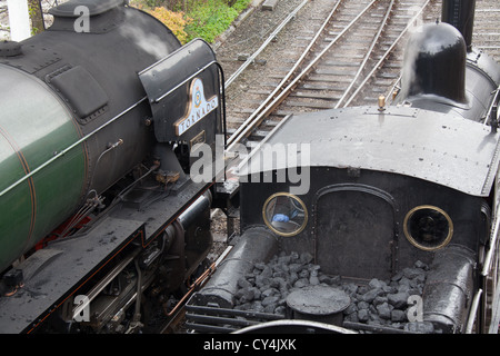 Die Stadt von Llangollen, Wales. Dampfzüge in Llangollen Station während des Festivals "Stahl, Dampf & Stars III". Stockfoto