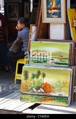 Verkauf von Bildern in den Straßen von Rangun, Myanmar Stockfoto