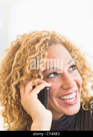 USA, New Jersey, Jersey City, Porträt von lächelnden Frau am Handy Stockfoto