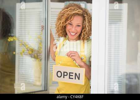 USA, New Jersey, Jersey City, junge Frau mit Schild "geöffnet" Stockfoto