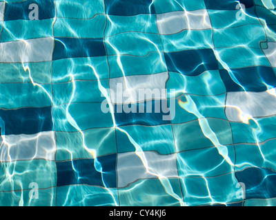 Swimmingpool-Fliesen unter Wasser mit Sonnenlicht Muster Blau Stockfoto