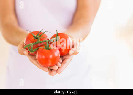 USA, New Jersey, Jersey City, Porträt der jungen Frau mit Tomaten Stockfoto