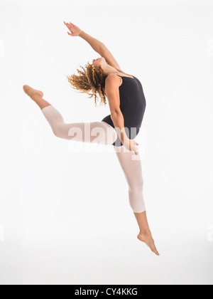 Weibliche Ballett-Tänzerin während des Übens, Studioaufnahme Stockfoto