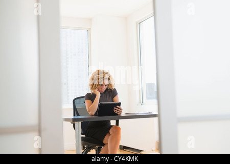 USA, New Jersey, Jersey City, Geschäftsfrau, die Arbeiten am Schreibtisch im Büro Stockfoto